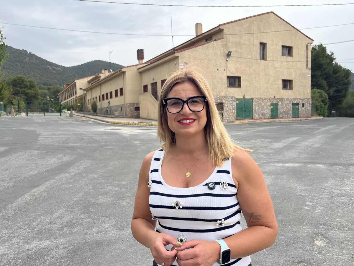 La alcaldesa de Petrer con el antiguo hotel del Xorret de Catí detrás