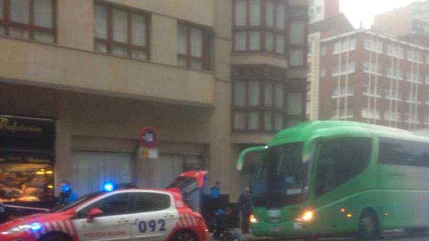 Policías en el lugar del suceso.