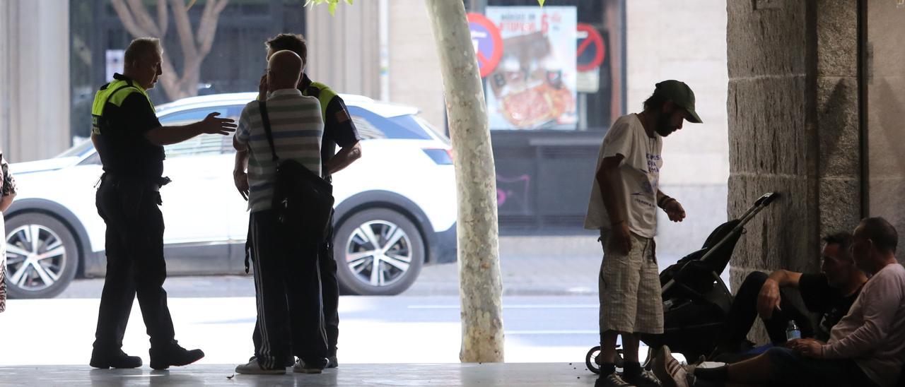 Varias personas sin hogar se emplazan en el pasaje Ebrosa, donde tuvo lugar la primera agresión de este verano.