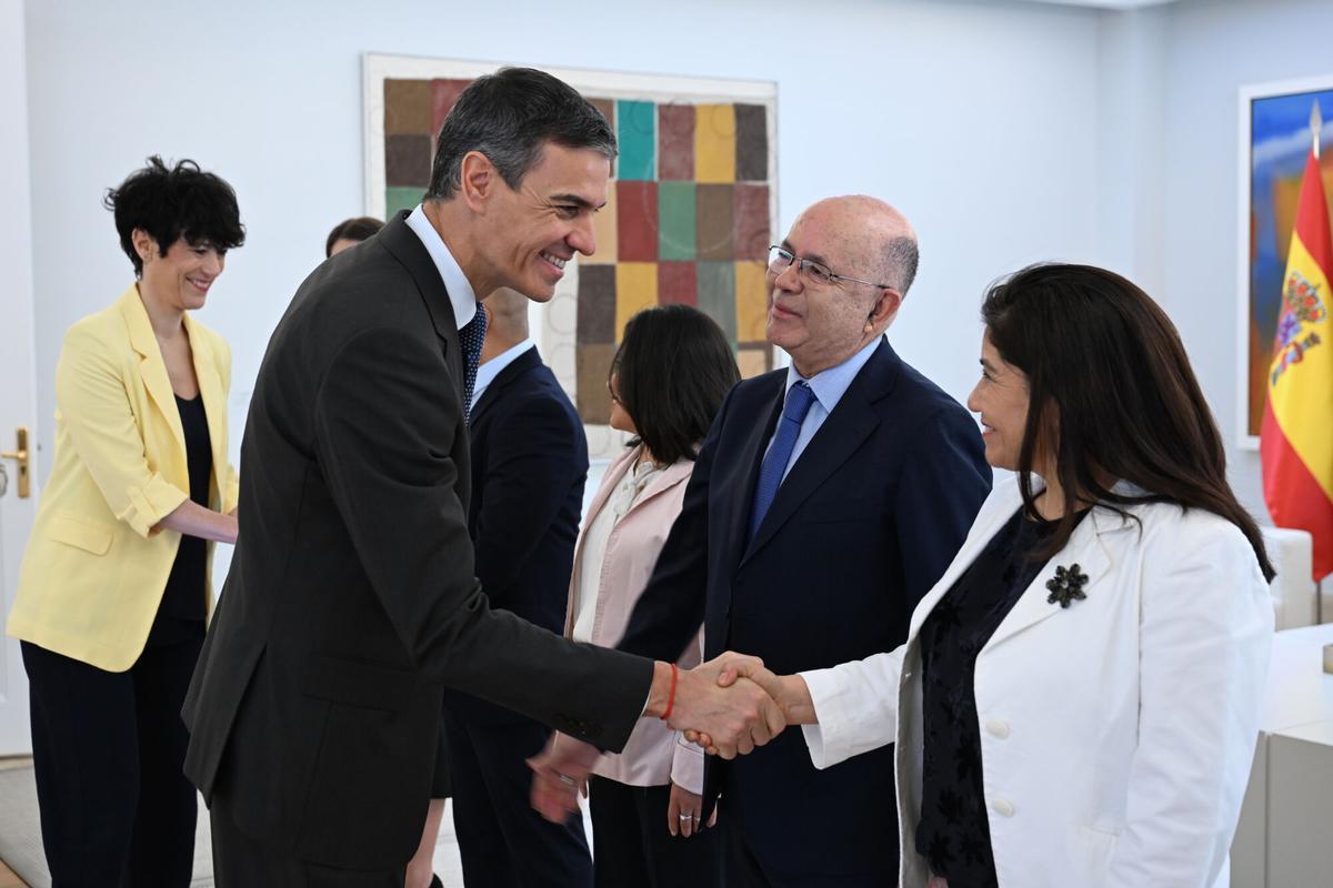 La ministra de Inmigración, Elma Saiz (i) y el presidente del Gobierno, Pedro Sánchez (2i) mantienen un encuentro con personas regularizadas en procesos anteriores y con actores institucionales y organizaciones que han apoyado el proceso de regularización este jueves en el Palacio de La Moncloa.