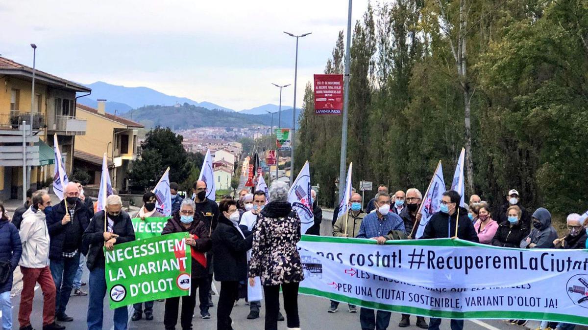 L’associació va tallar el trànsit a la Pujada de la Solfa.  | «NO ÉS UN VIAL, ÉS UN CARRER»