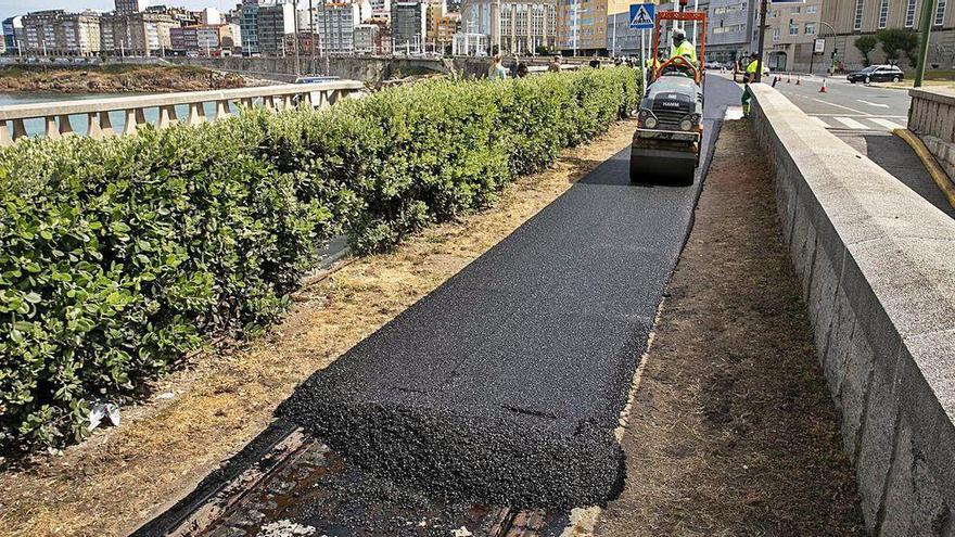 Cobertura de las vías del tranvía con asfalto para el carril para corredores.