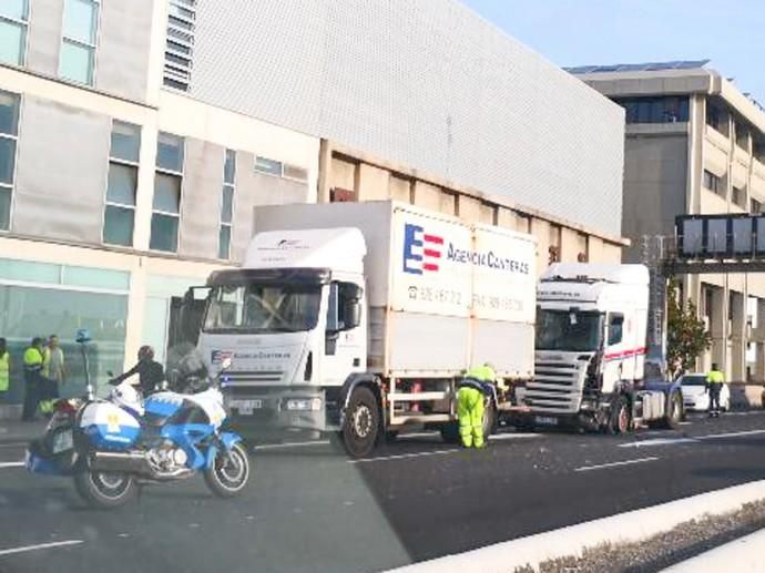 22-04-19 SUCESOS. AVENIDA MARITIMA. LAS PALMAS DE GRAN CANARIA. Accidente a primera hora de la mañana. Fotos: Juan Castro.  | 22/04/2019 | Fotógrafo: Juan Carlos Castro