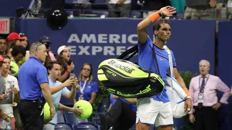 Nadal se despide del público tras perder ante Pouille.