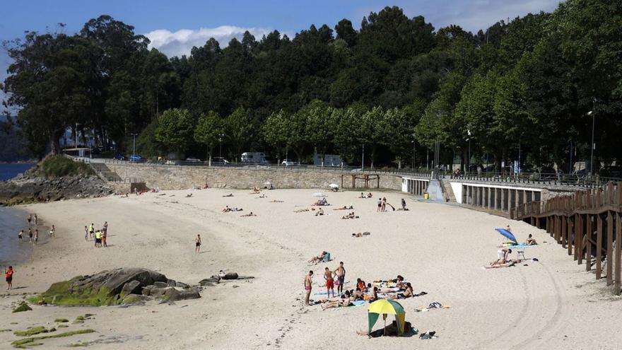 Escaleras y rampa de madera con gran pendiente en la playa de Portocelo. | Gustavo Santos