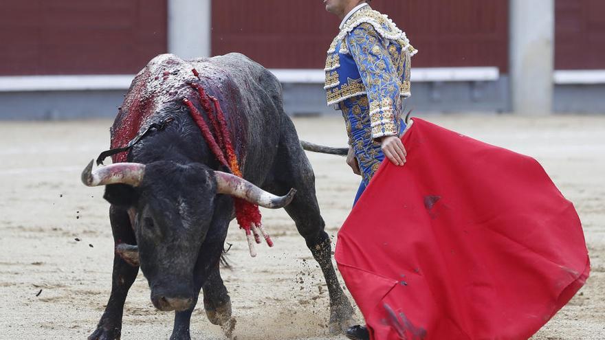 Rafaelillo, durante su primer toro de ayer, en la última corrida de la Feria de San Isidro. javier lizón