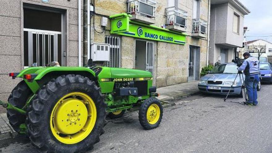 Los atracadores se dieron a la fuga en un coche robado aparcado a la puerta del banco .  // Brais Lorenzo