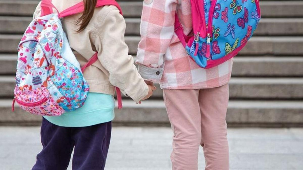 Imagen de archivo de dos niñas camino de un centro educativo.