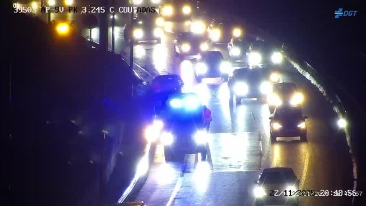 Una ambulancia atiende a las personas implicadas en el accidente entre dos coches en la AP-9