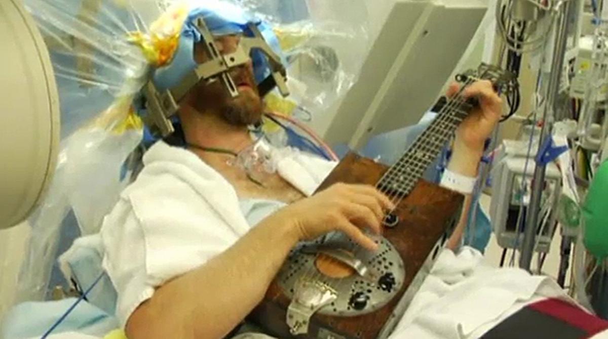 Brad Carter, músic i actor californià, es va sotmetre despert a una cirurgia cerebral, dijous passat.
