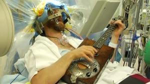 Brad Carter, músic i actor californià, es va sotmetre despert a una cirurgia cerebral, dijous passat.