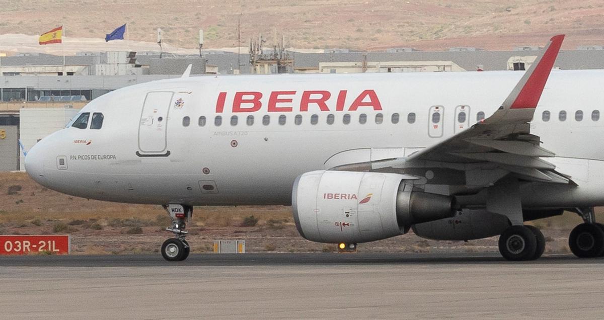 Detalle del Airbus rotulado con el nombre de Picos de Europa en el morro.