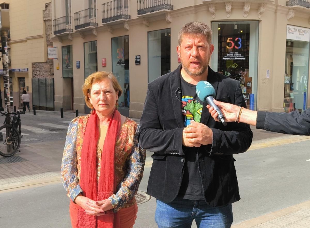 Nico Sguiglia y Micaela Jiménez, frente a la librería Proteo.