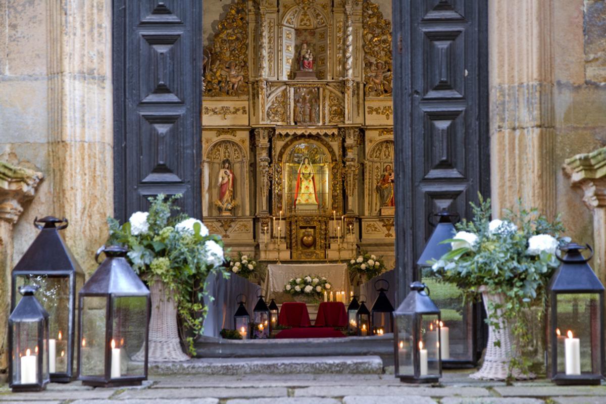 La entrada al templo, adornada para una boda