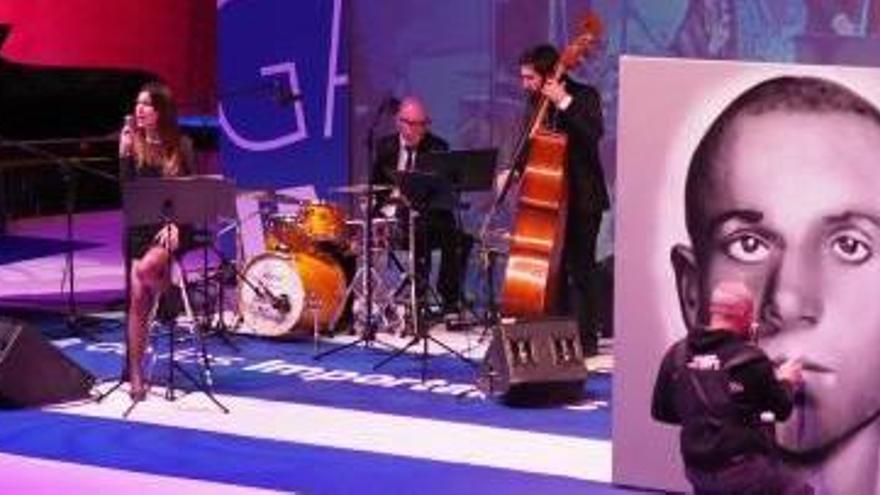 Un momento de la actuación de Ana Camús Jazz Quartet mientras Tom Rock pinta a Miguel Hernández.