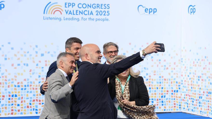 Daniel Sirera, ex jefe de gabinete de Mazón, se hace una foto con el president, Miguel Barrachina, Pablo Broseta y Macarena Montesinos.