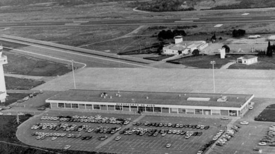 Imagen aérea del aeropuerto de Vigo a principios de la década de los 90.  // FdV