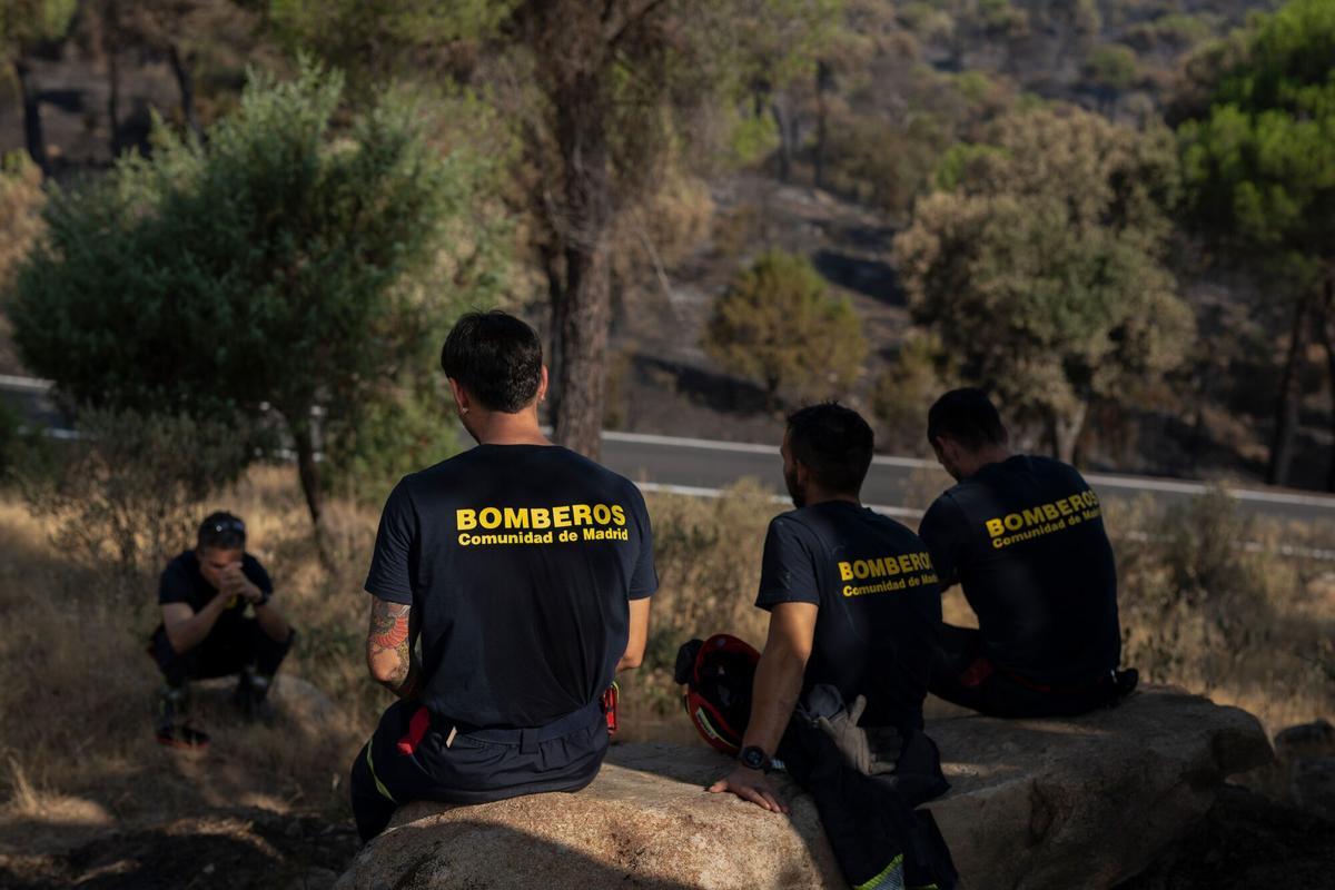 Los bomberos descansan entre los esfuerzos de lucha contra los incendios forestales en la región de la Sierra Oeste, comunidad de Madrid, España, el miércoles 29 de julio de 2026.