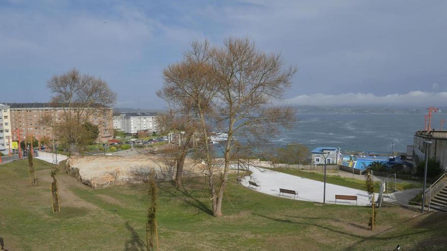 Los promotores de Agra de San Amaro, en A Coruña, avanzan en la obra del jardín entre el Club del Mar y el paseo marítimo