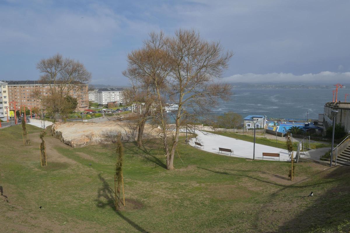 Nueva zona ajardinada entre el Club del Mar y el paseo marítimo.