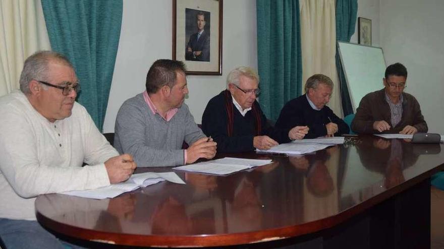 La dirección de Adata, durante la asamblea celebrada en Alcañices en la noche del viernes.