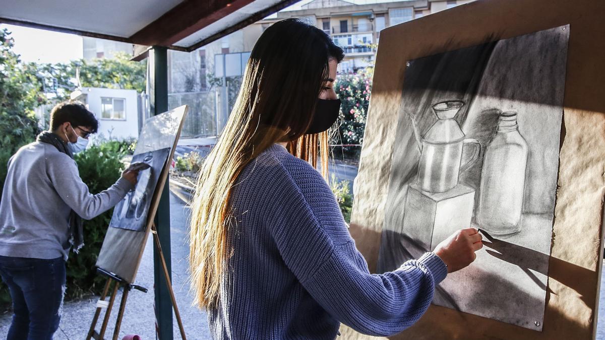 Alumnado de Bachillerato Artístico del IES Virgen del Remedio de Alicante dibujando con caballete.