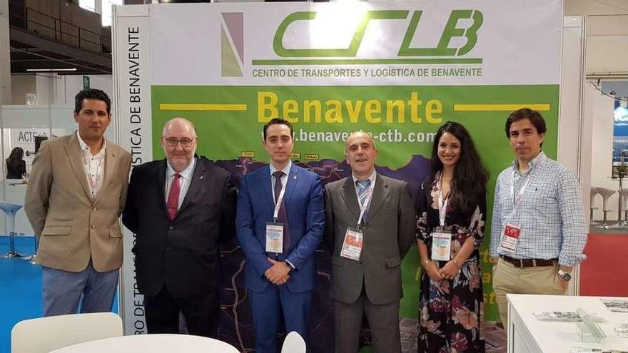 Luciano Huerga (tercero por la derecha) con responsables del CTLB, el presidente de ACTE, Ramón Vázquez, y miembros de ARUP (derecha).