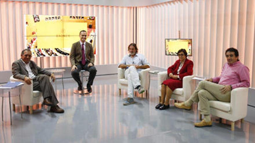 El secretario autonómico de Educación, Miguel Soler, junto al presentador de «Raonem», Gustavo Clemente, y los directores Luiso Cervellera, Vicenta Rodríguez y Vicent Ripoll.