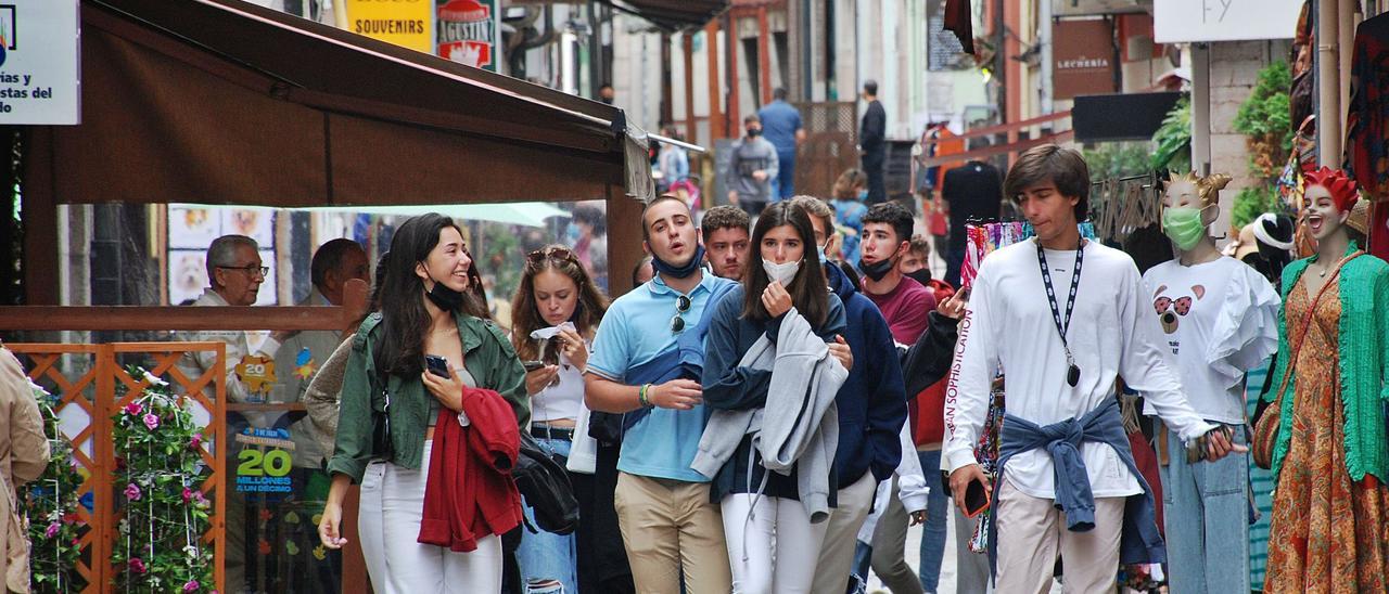 Ambiente juvenil en la calle mayor de Llanes.