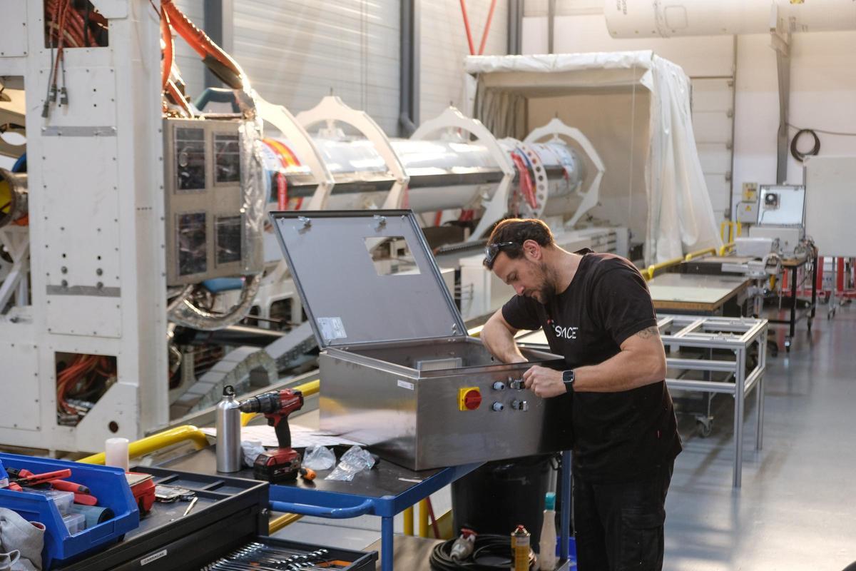Un trabajadore en las instalaciones de PLD Space, en Elche.