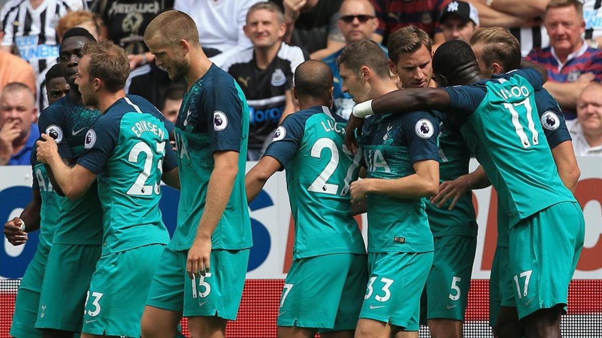 Los jugadores del Tottenham celebrando el gol de Vertonghen