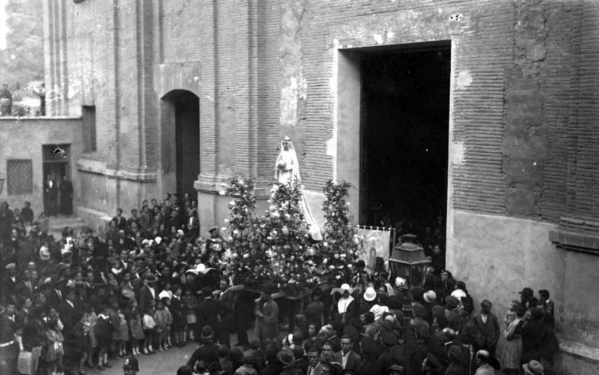 Procesión saliendo de Santa María de Gracia después de 1929, fotografía sin fechar