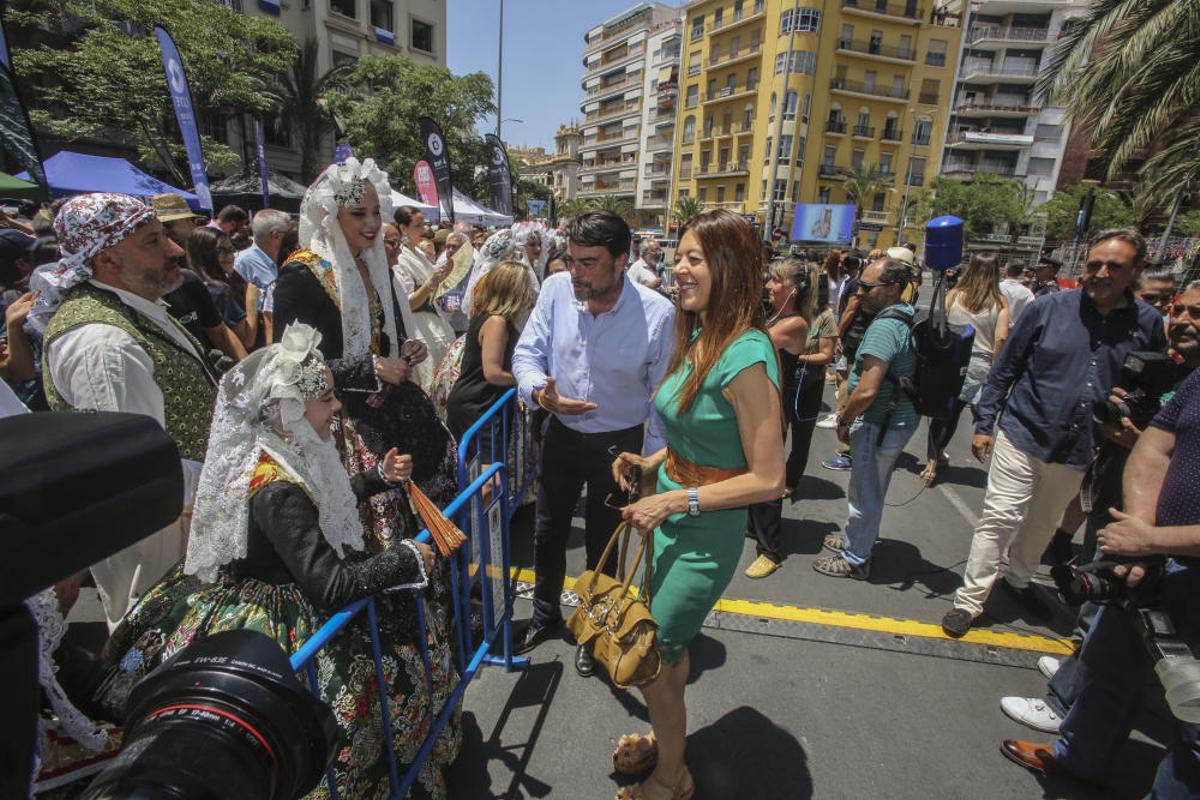 La pirotecnia Del Mediterráneo ofrece una mascletà marcada por la intensidad y con un potente terremoto final a dos alturas que ha provocado la rotura de un cristal del entorno de la plaza y daños en
