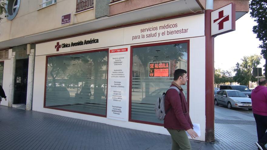 Usuarios denuncian tratamientos dentales sin acabar por el cierre repentino de una clínica en Córdoba
