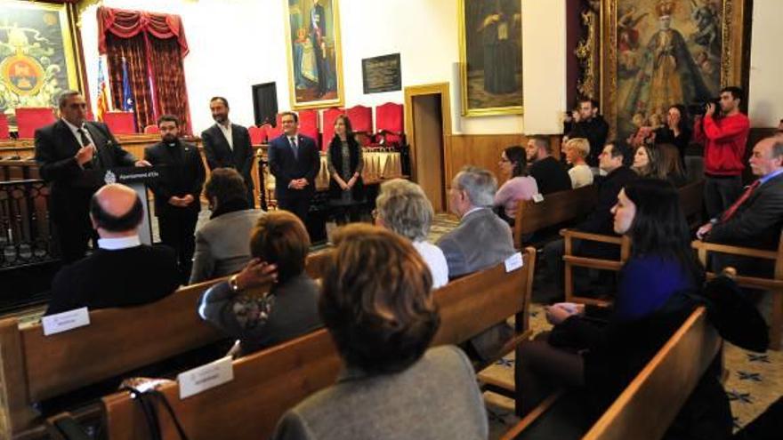 La Sociedad Venida de la Virgen reconoció como Ilicitano Ausente Ilustre a Jesús Melendro, en la imagen, en pleno discurso.