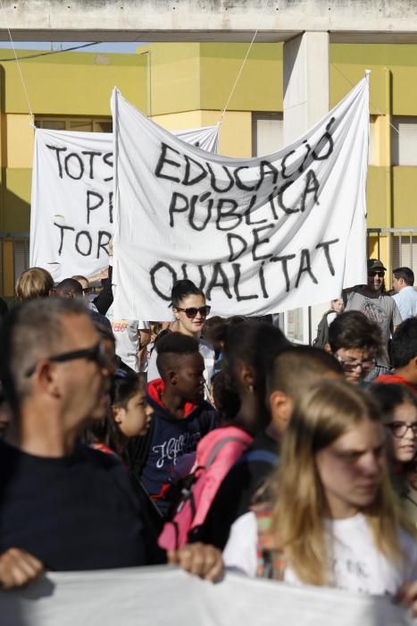 Protesta de pares i alumnes de l'escola Pere Torrent de Lloret