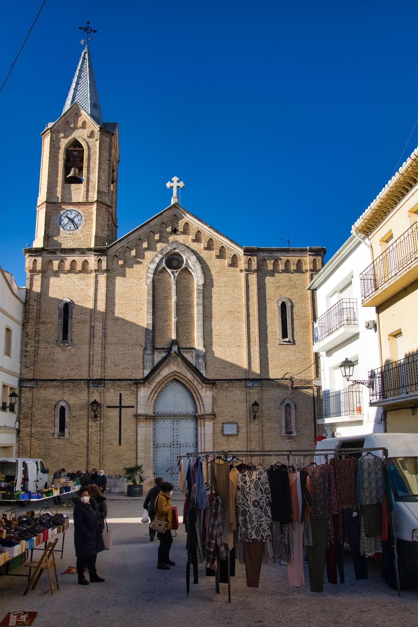 Iglesia de San Pedro y mercado ambulante