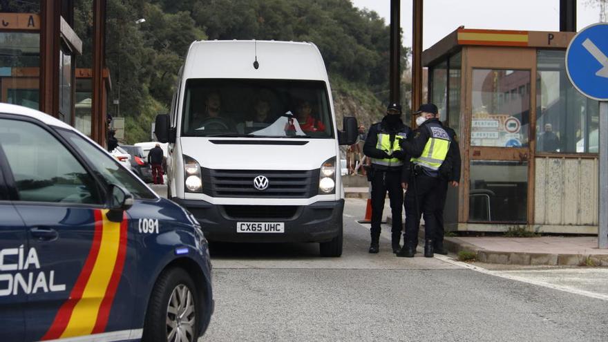 Un control al Pertús amb agents de la Policia Nacional