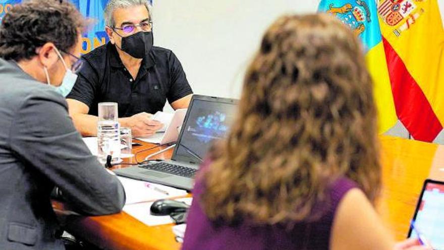 Román Rodríguez, al fondo durante el encuentro telemático que mantuvo ayer. | | QUIQUE CURBELO / EFE