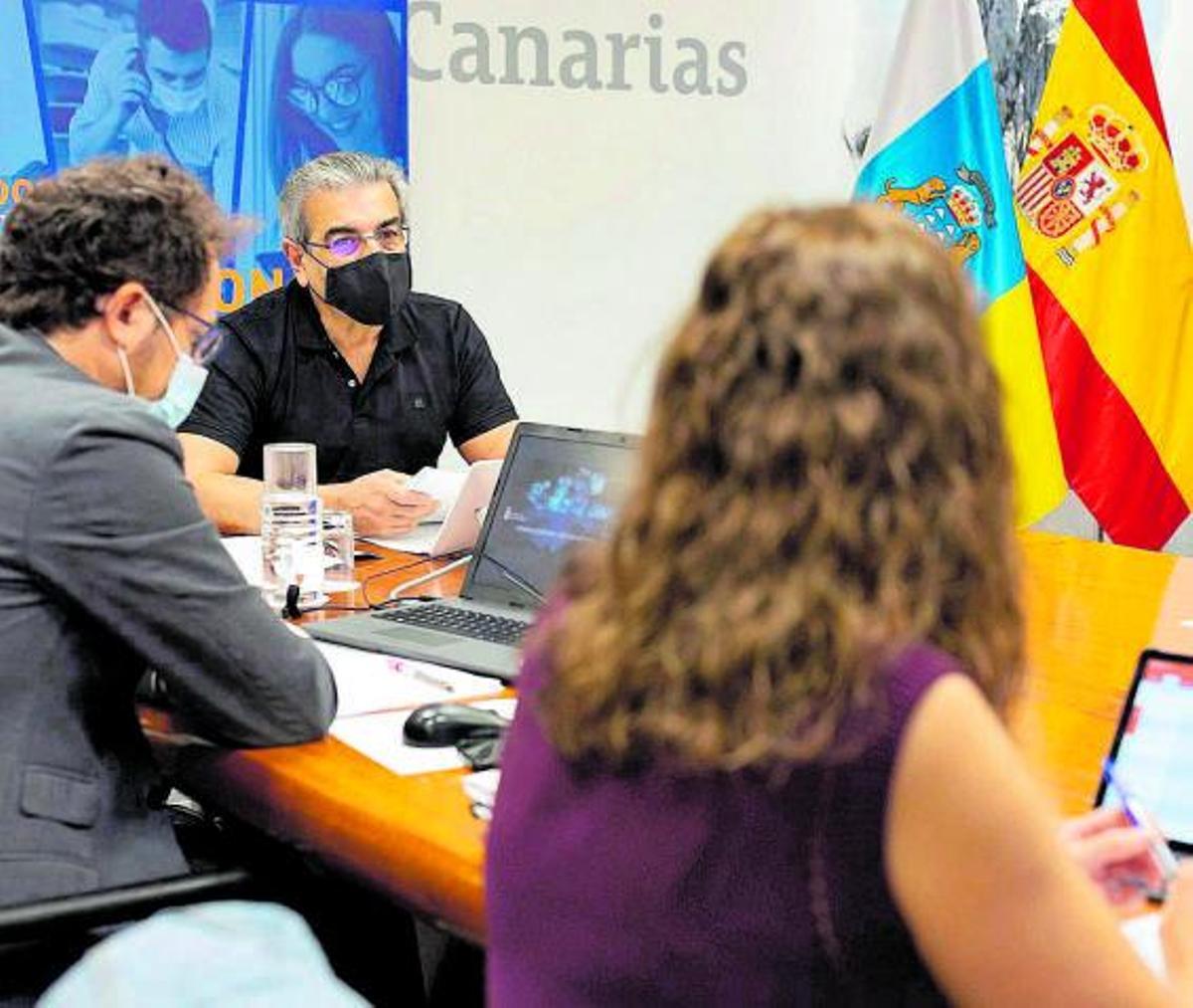 Román Rodríguez, al fondo durante el encuentro telemático que mantuvo ayer. | | QUIQUE CURBELO / EFE
