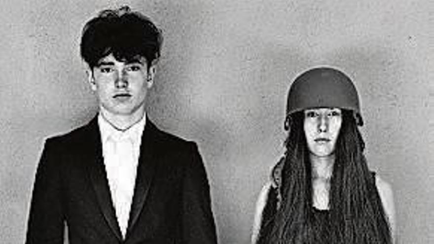 Un hijo de Bono, Eli, y una hija de The Edge, Sian, se dan de la mano en la foto de la portada, realizada por Anton Corbijn.
