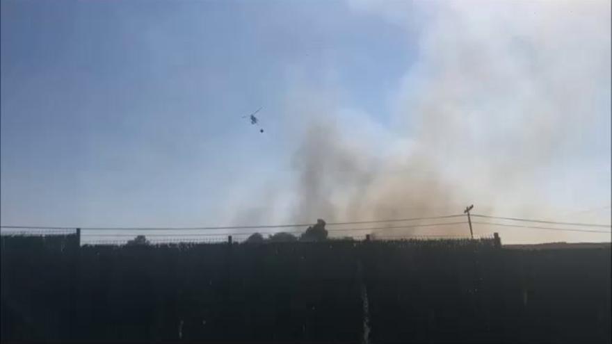 El helicóptero del Infoex actuando en un incendio en Cáceres