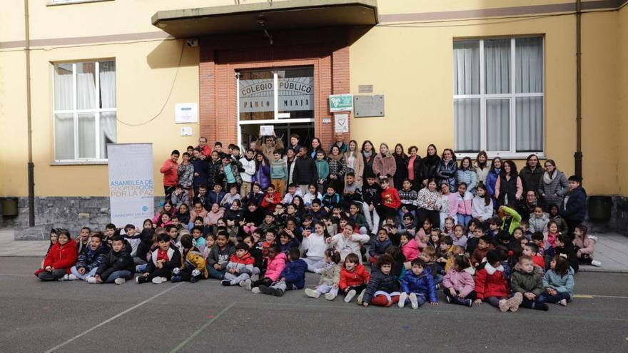 Alumnos, miembros de la comunidad educativa y representantes de la ONG y la Consejería. | Fernando Rodríguez