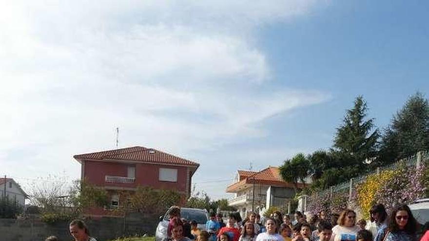 Alumnos, profesores y familias en la caminata por Abelendo. // G.N.