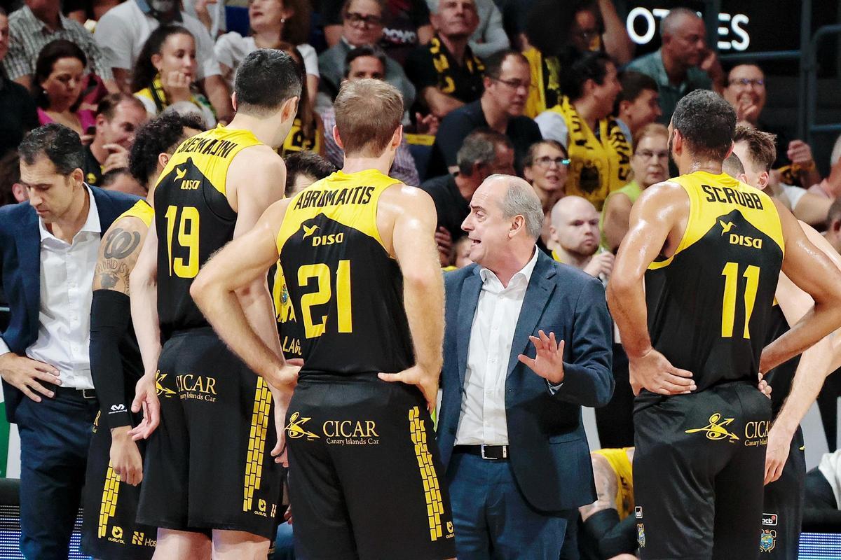 Vidorreta se dirige a sus jugadores en el derbi de la pasada campaña.