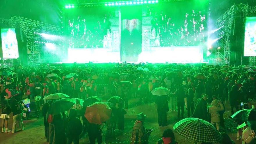 Vídeo: La lluvia obliga a sacar los paraguas en la gala infantil de reinas y reyes del Carnaval de Vinaròs