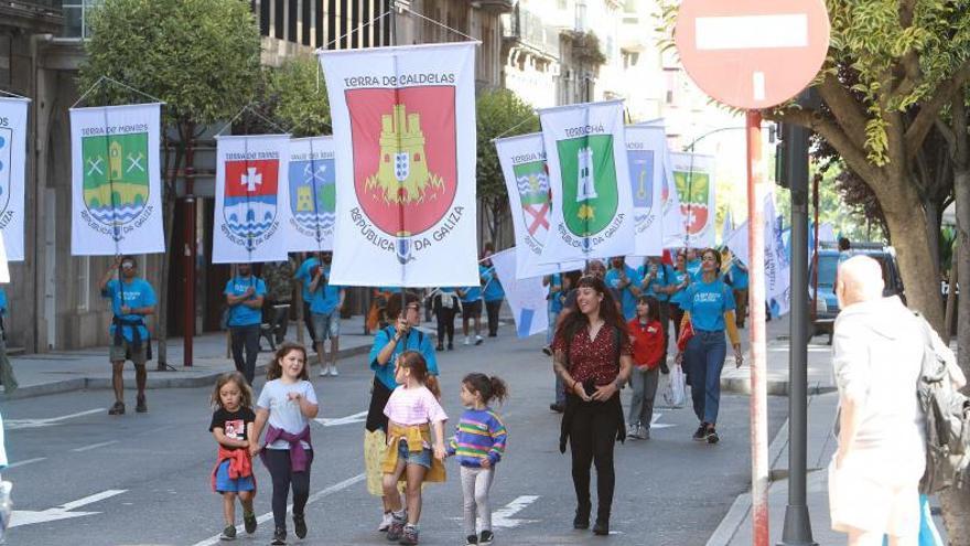 Un desfile por Ourense conmemora a República Galega de 1931, un Estado efémero