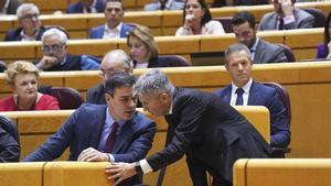 Pedro Sánchez conversa con Fernando Grande-Marlaska.