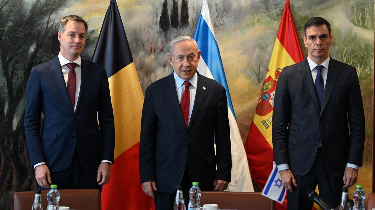 Pedro Sánchez y el primer ministro de Bélgica, Alexander de Croo, posan junto al primer ministro Israelí, Binyamin Netanyahu.