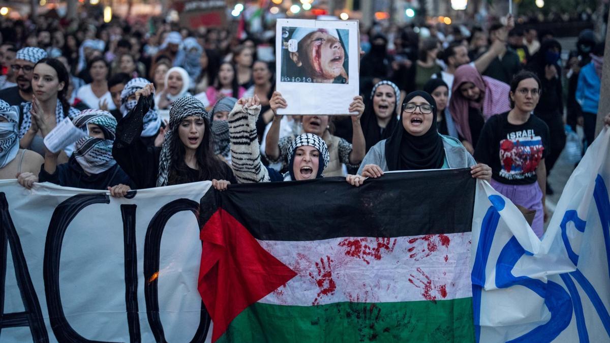 Una docena de mujeres  lideran la cabeza de la manifestación propalestina del viernes en Barcelona